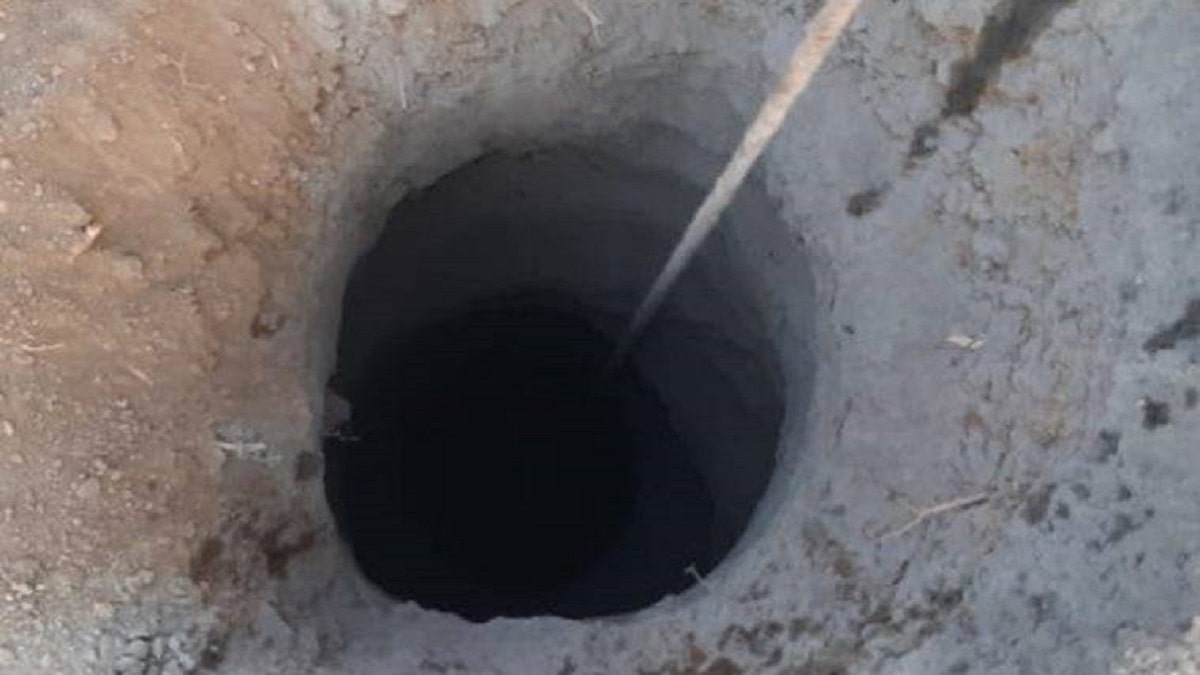 Rescuers trying to save life of a kid who had fallen into a borewell in Bihar