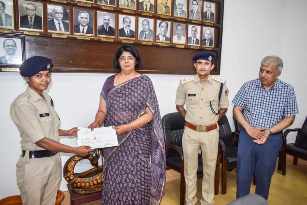 SE Railways GM Archana Joshi felicitates Lady RPF Constable Bina Harijan who saved life of a passenger 
