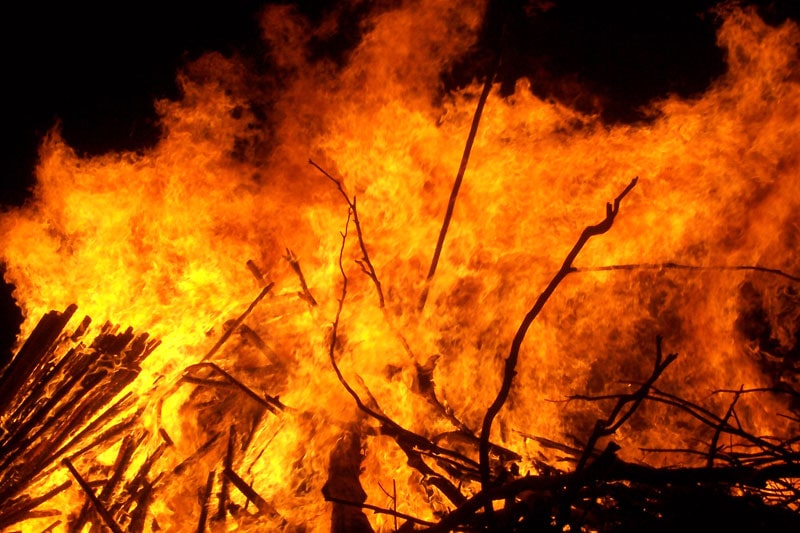 Six persons and three cows burnt to death due to fire in wedding pandal in Bihar 