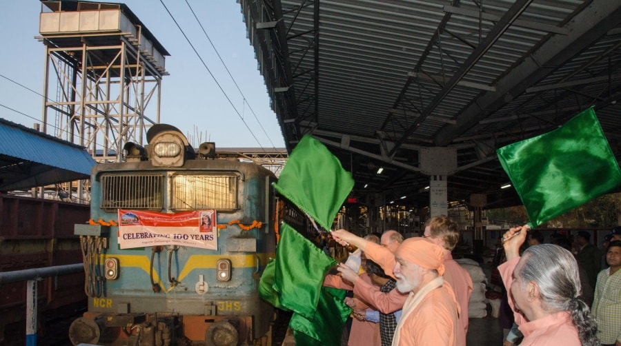Special Train with YSS devotees going to Dikhia flagged off at Ranchi