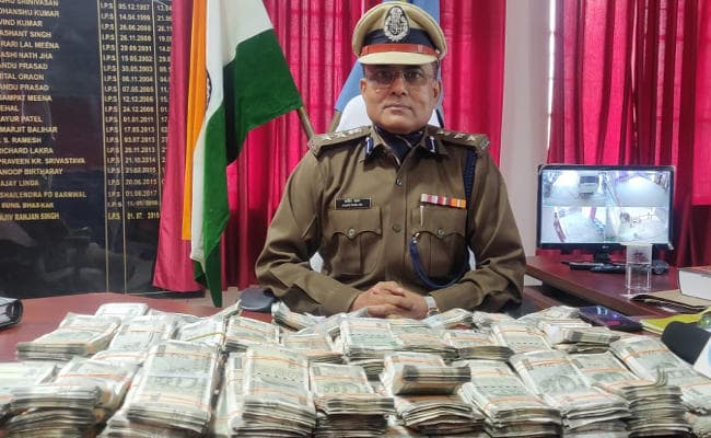 Cops nab two, seize Rs 43.98 lakh cash in Pakur