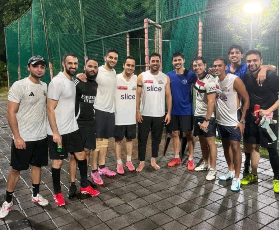 super-cricket-star-of-jharkhand-rocked-internet-by-getting-photographed-in-mumbai-indians-jersey