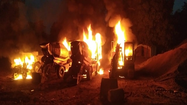 Naxals set ablaze 10 vehicles of contractors who  declined to pay ransom in Latehar 