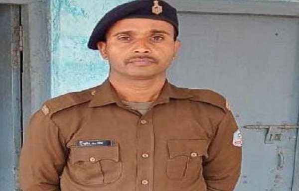 cop-saves-girl-from-drowning-in-damodar-river-in-jharkhand