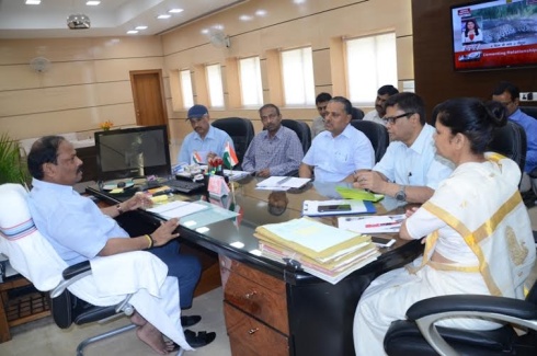 CM orders state govt.bodies to purchase Jharcraft products