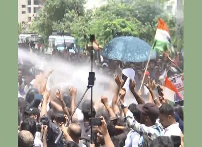 As students break barricades to gherao Jharkhand Assembly, cops use water cannons As students break barricades to gherao Jharkhand Assembly, cops use water cannons