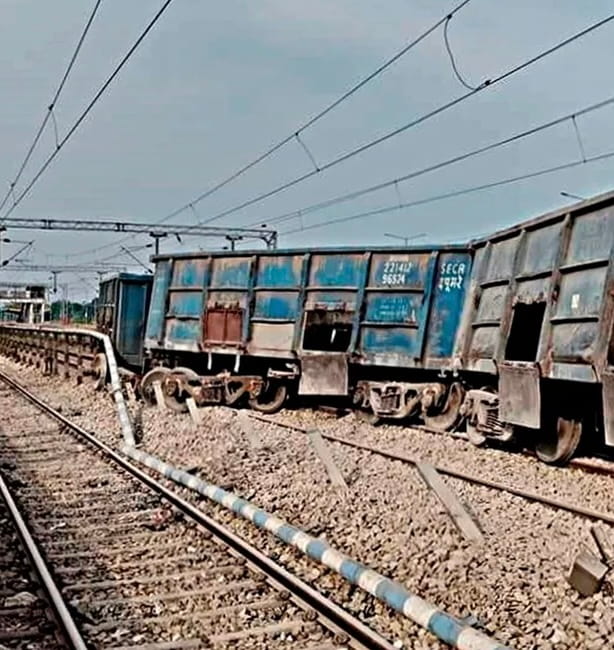 Goods train derails, disrupt train services in Jharkhand’s Palamau
