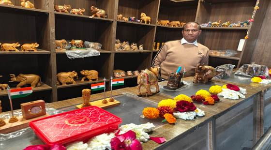 divyangjan-increased-sales-of-his-metal-crafts-at-jharkhands-deoghar-station