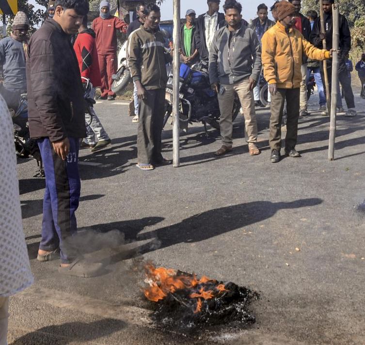 Adivasis block roads to enforce Jharkhand bandh in protest against killing of their village head 