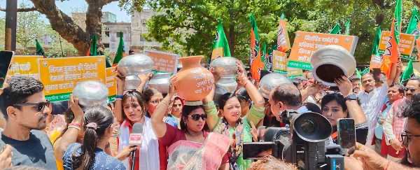 bjp-workers-stage-protest-over-frequent-power-cuts-water-shortage-in-jharkhand