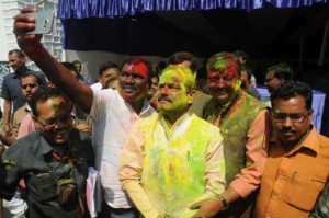 CM takes selfie of Holi Milan at Jharkhand Assembly