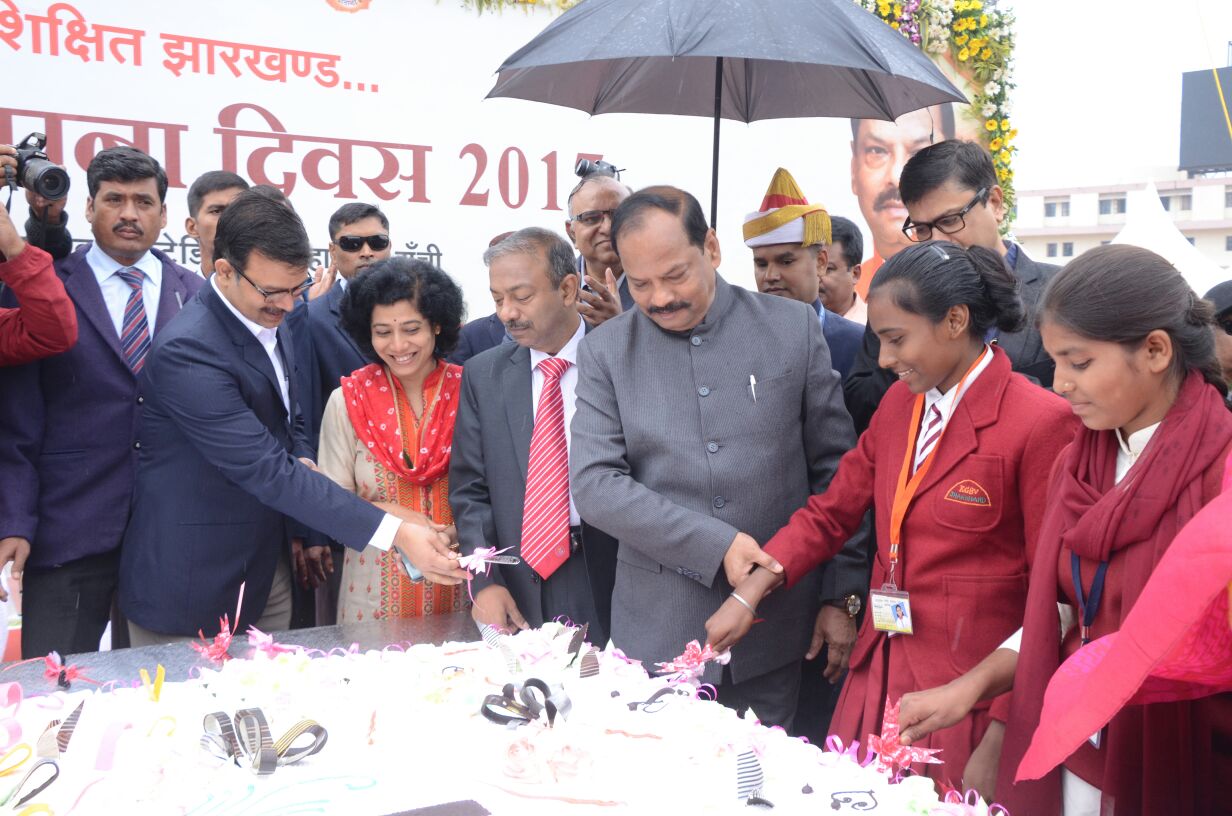 Cake weighing 500 kgs cut marking celebration of Jharkhand foundation day