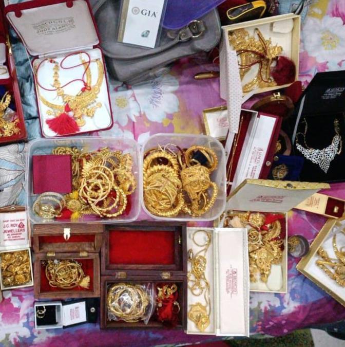ed-raidsrecovers-huge-cash-and-gold-jewelleries-from-premises-of-coal-mafia-in-wb-jharkhand