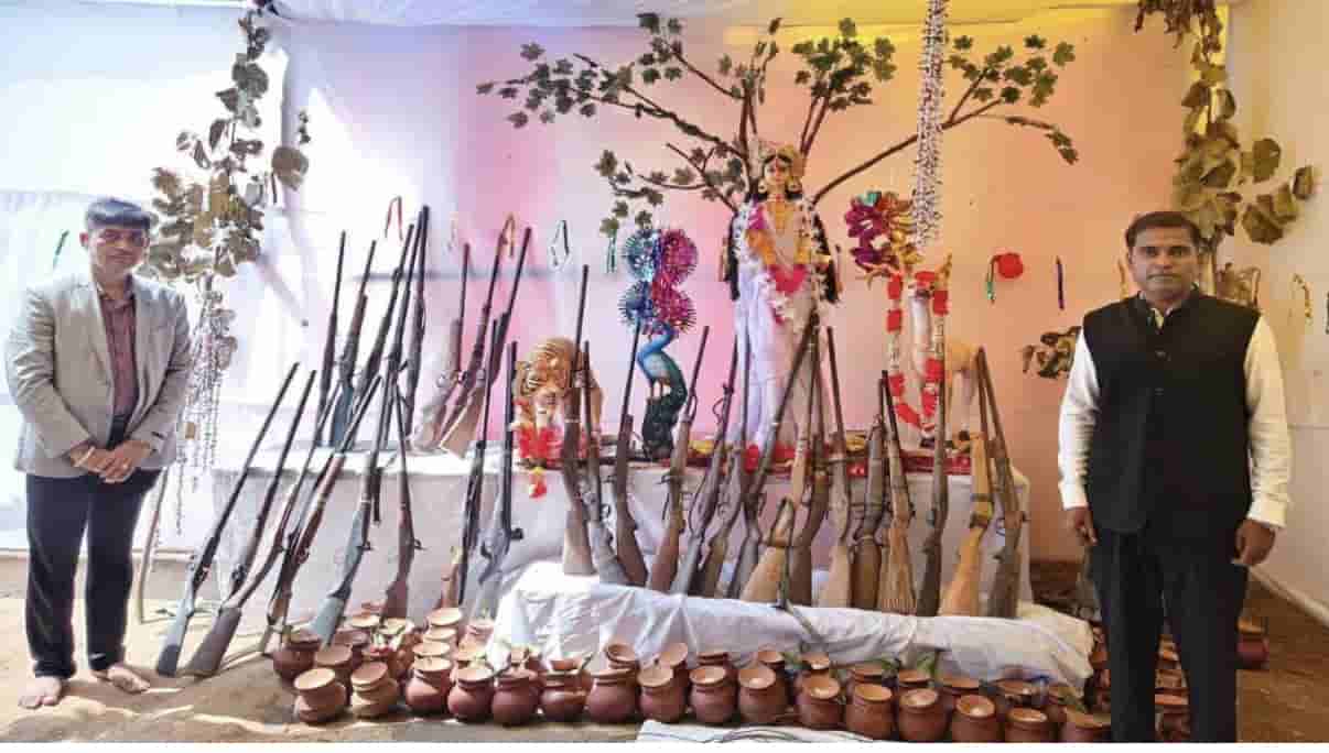 palamu-tiger-reserve-villagers-surrender-31-guns-to-protect-wildlife-in-jharkhand