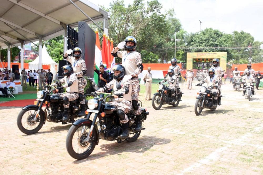 red-fort-witnessed-rpf-honouring-martyrs-of-the-freedom-struggle-flag-in-of-its-motor-cycle-rally