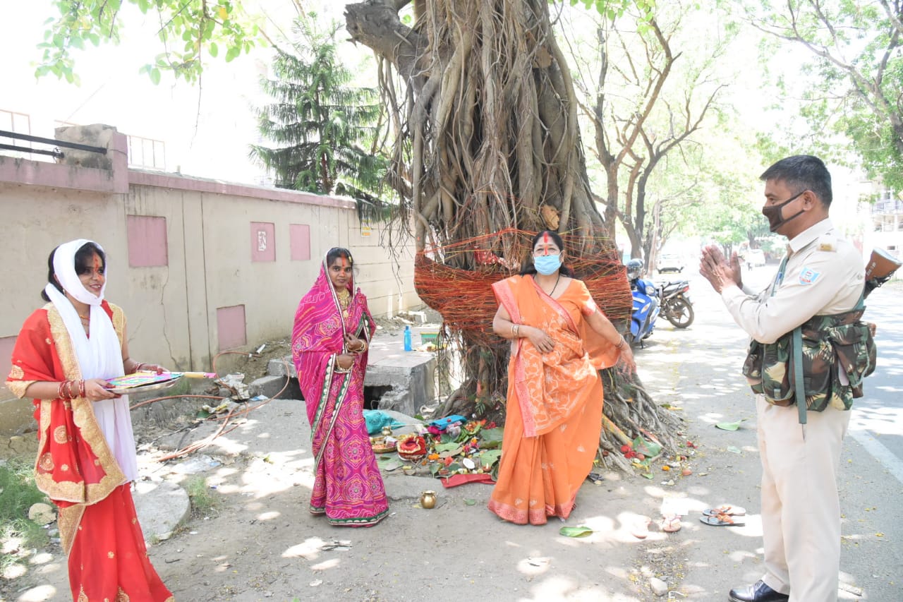 Woman wears mask, performs Vat Savitri Puja under banyan tree 