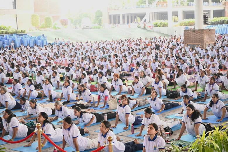 thousands-perform-cobra-pose-a-fundamental-hatha-yoga-set-record