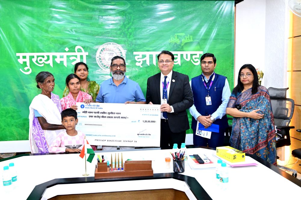 Martyr Cop Sunil Dhan: Family gets financial assistance of Rs 1.20 crore from CM Hemant Soren