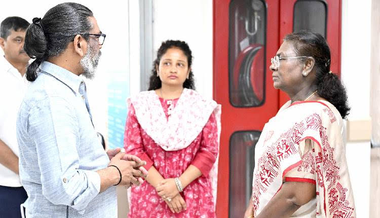 president-murmu-visits-ailing-shibu-soren-admitted-at-gangaram-hospital-in-new-delhi
