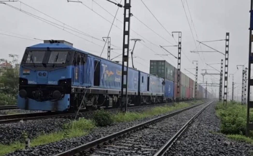 indian-railways-operates-first-double-stack-long-haul-container-train-in-india