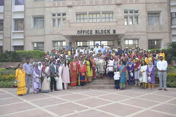 Tribal women looked dashing, walked around the Amrit Udyan 