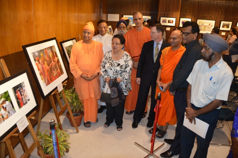 Photo Exhibition in Kolkata Shows Indian Religious Traditions in USA