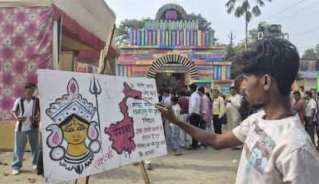dhanbad-artist-turns-durga-puja-pandal-into-a-tribute-to-kolkata-stampede-victims