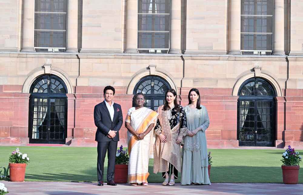 Sachin Tendulkar & family with President Droupadi Murmu took a round of Amrit Udyan inside Rashtrapati Bhavan 