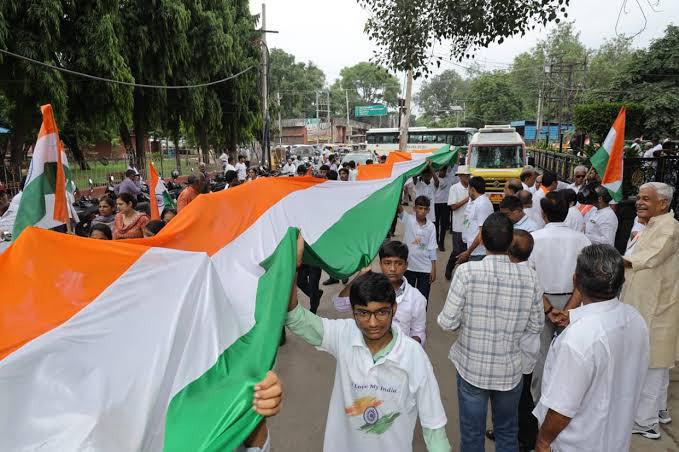cm-soren-promises-chhatron-ki-baat-chhatron-ke-sath-as-students-take-out-tiranga-yatra-walk-barefoot-in-ranchi