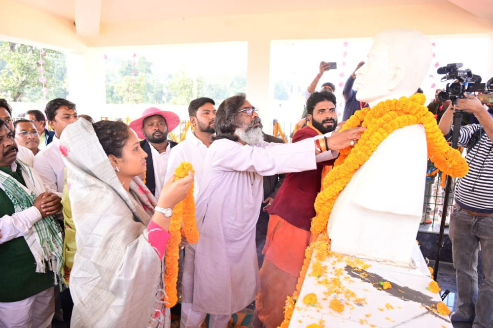 With wife Kalpana, elected CM Hemanat Soren visits Nemra, paid floral tribute to Sobren Soren