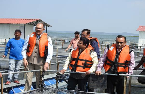 cage-farming-of-fish-reviewed-in-jharkhand-by-dr-abhilaksh-likhi-ias
