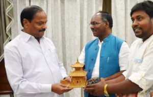 BJP MLA hands over Nepalese momento to CM