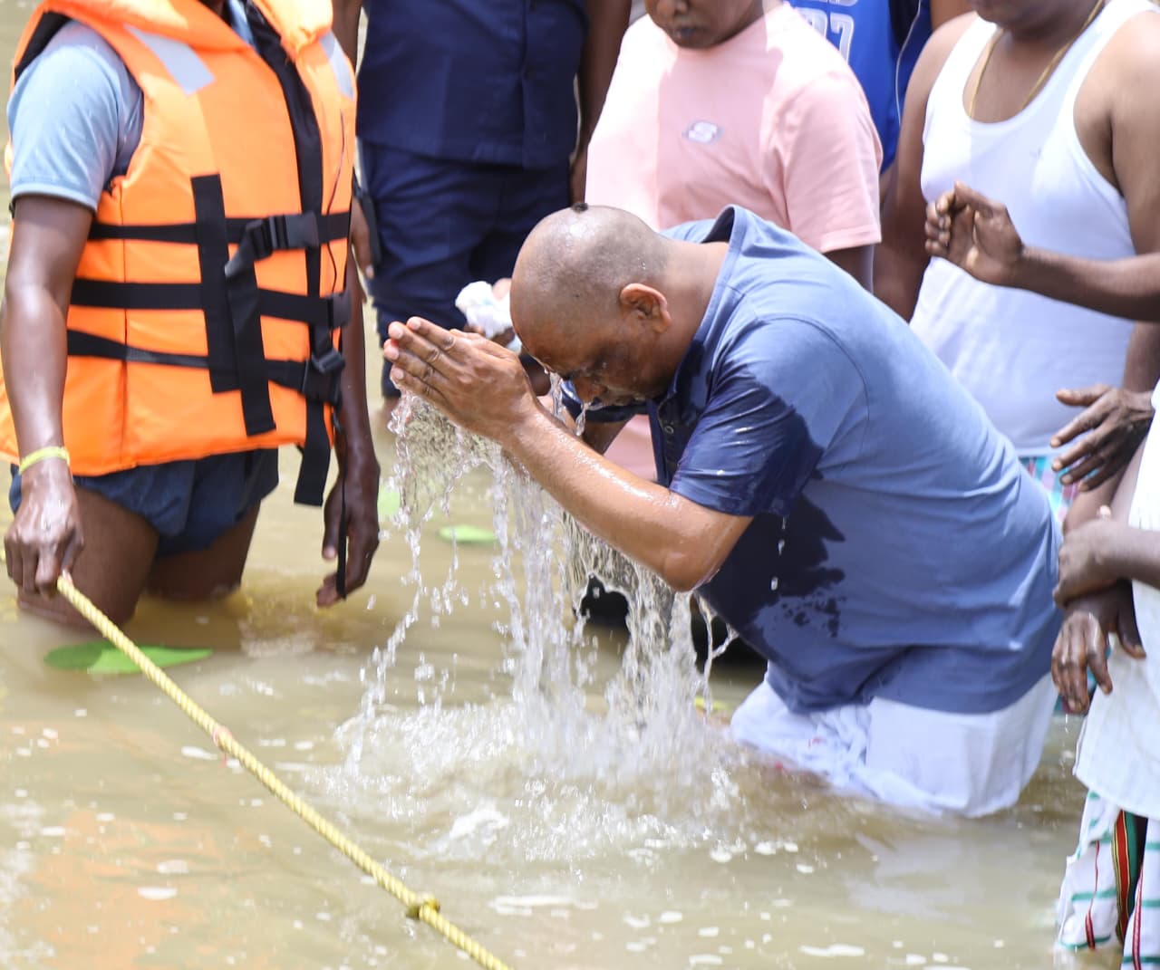 Shibu Soren’s ashes placed in the flowing water of the Damodar River by his son,Hemant Soren