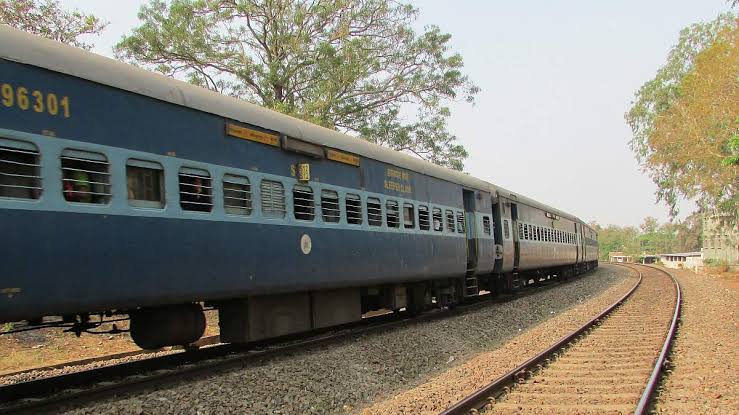By applying the emergency break, Loco pilot of Puri-New Delhi Purushottam Express saved a major train accident in Koderma