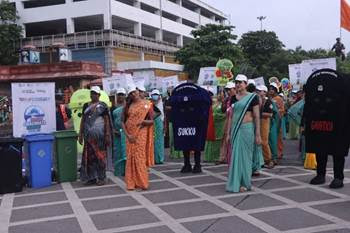 not-in-ranchi-citizens-of-navi-mumbai-cleaning-public-places-to-implement-swachhata-hi-seva-campaign