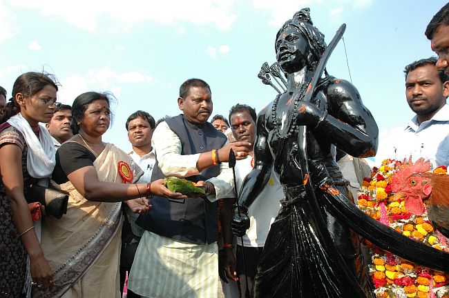 Arjun Munda unveils ancient tribal Rajaâ€™s statue in Pithoria