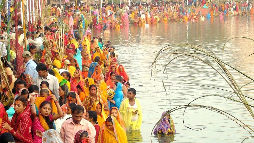 By offering prayers to the rising Sun God, devotees conclude Chhat Puja 