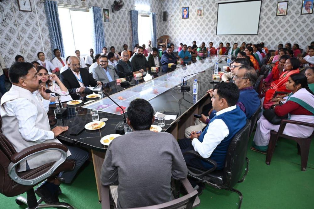 Minister Inspects Model CHC, Praises Sahiya Workers in Jharkhand 