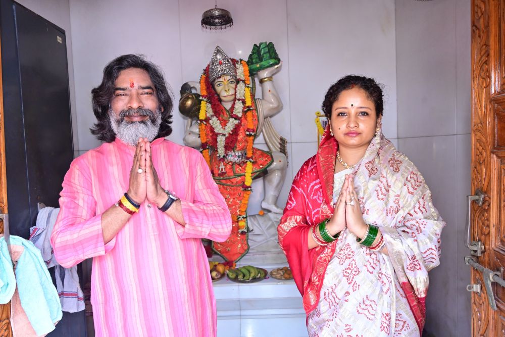 CM Hemant Soren, wife Kalpana Soren worshipped Lord Hanuman on the occasion of Ram Navami