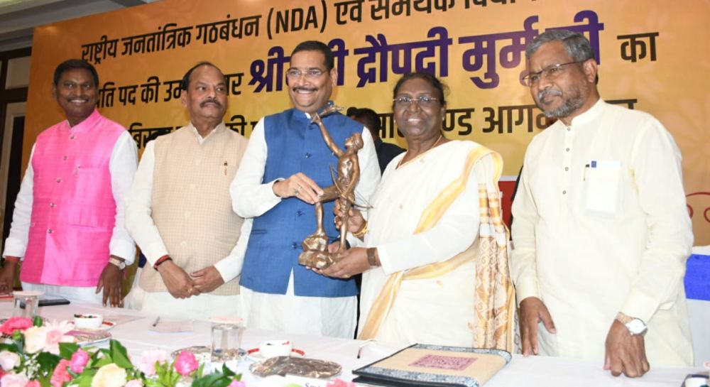 NDA’s Presidential candidate Draupadi Murmu lands in Ranchi, seeks support from BJP’s allies and JMM