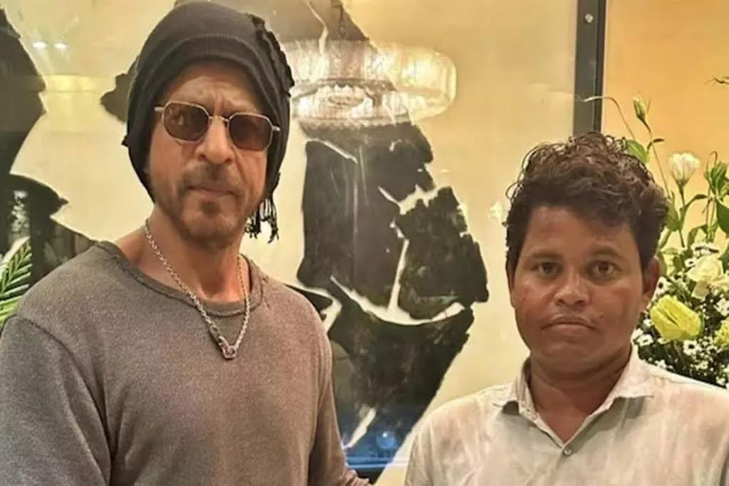 King of Bollywood Shahrukh Khan meets his super fan from Jharkhand- Sher Mohammed