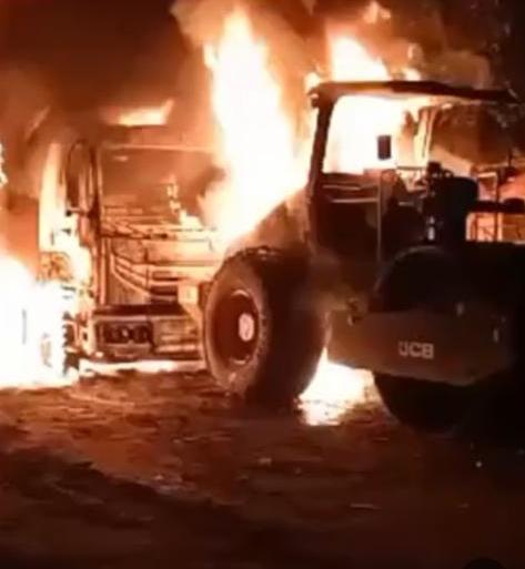 Naxals burn heavy vehicles in Katkamsandi area of Hazaribagh