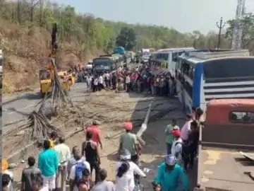 traffic-on-ranchi-ramgarh-highway-halted-after-saria-laden-truck-hit-vehicles-injuring-5-persons