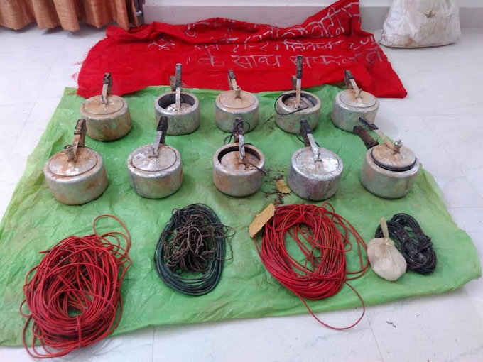 Cops recover Maoists cooker bombs in Lohardaga