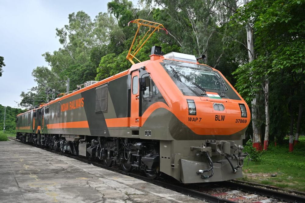 banaras-locomotive-works-creates-new-history-record-production-of-572-locomotives