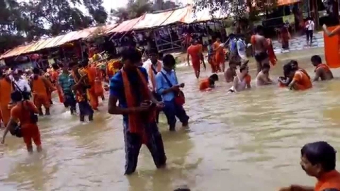 1 woman drowned to death,9 Kanwarias washed away in flooded river near Chhannamastika temple