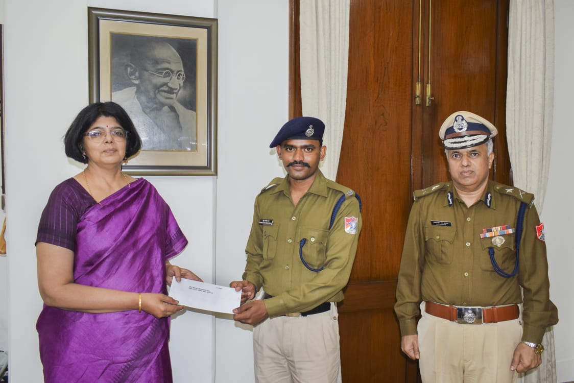 GM felicitates Railway Protection Force Constables conferred with Jeewan Raksha Padak for their acts of valour 