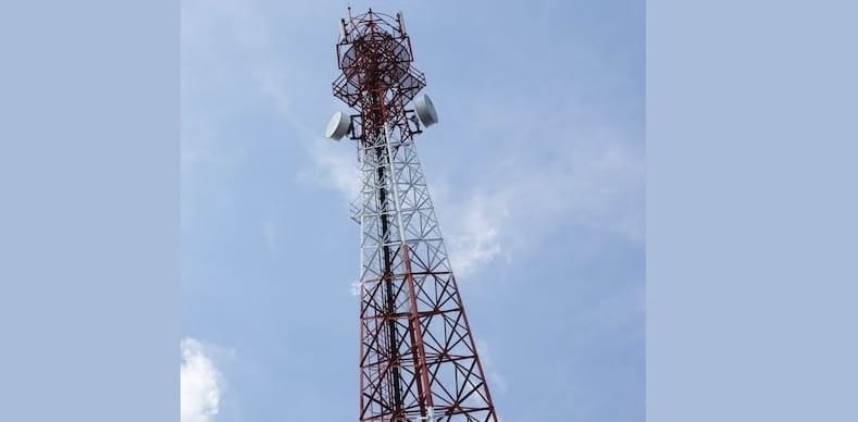 A girl climbs 100-ft high mobile tower, demanding boyfriend's release from jail in Jharkhand