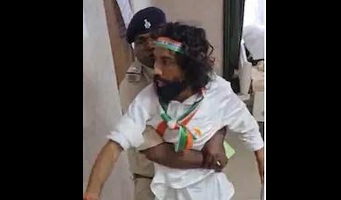 cops-overpowers-student-leader-on-hunger-strike-at-ranchi-sadar-hospital-stopped-him-from-joining-tiranga-yatra