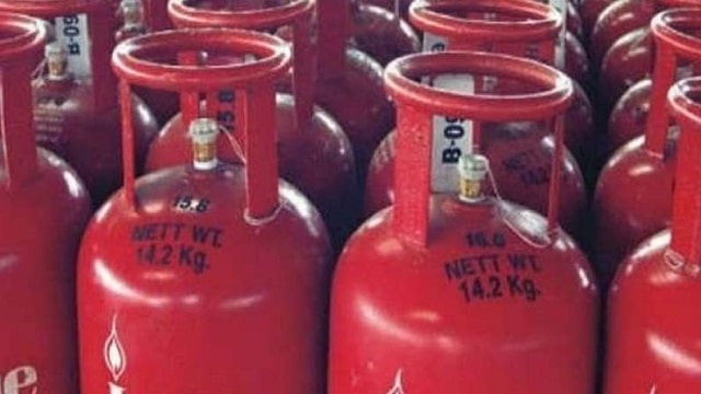 Businessmen greet price cut of commercial LPG cylinder in Jharkhand